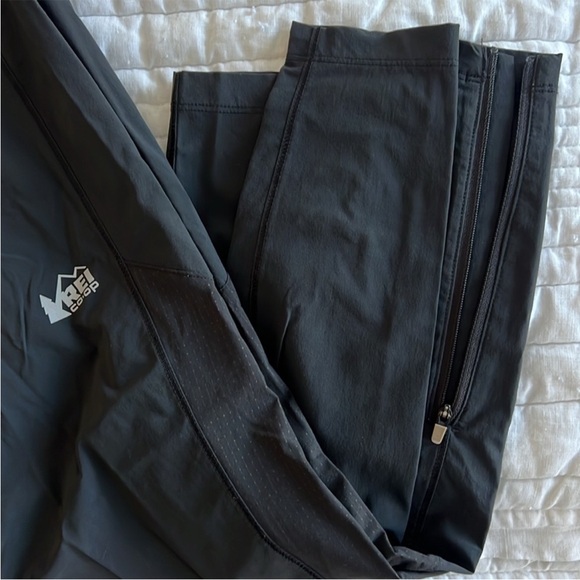 Men’s REI joggers - Picture 2 of 3